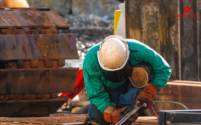 Sử dụng mũ bảo hộ trong mùa hè khắc nghiệt